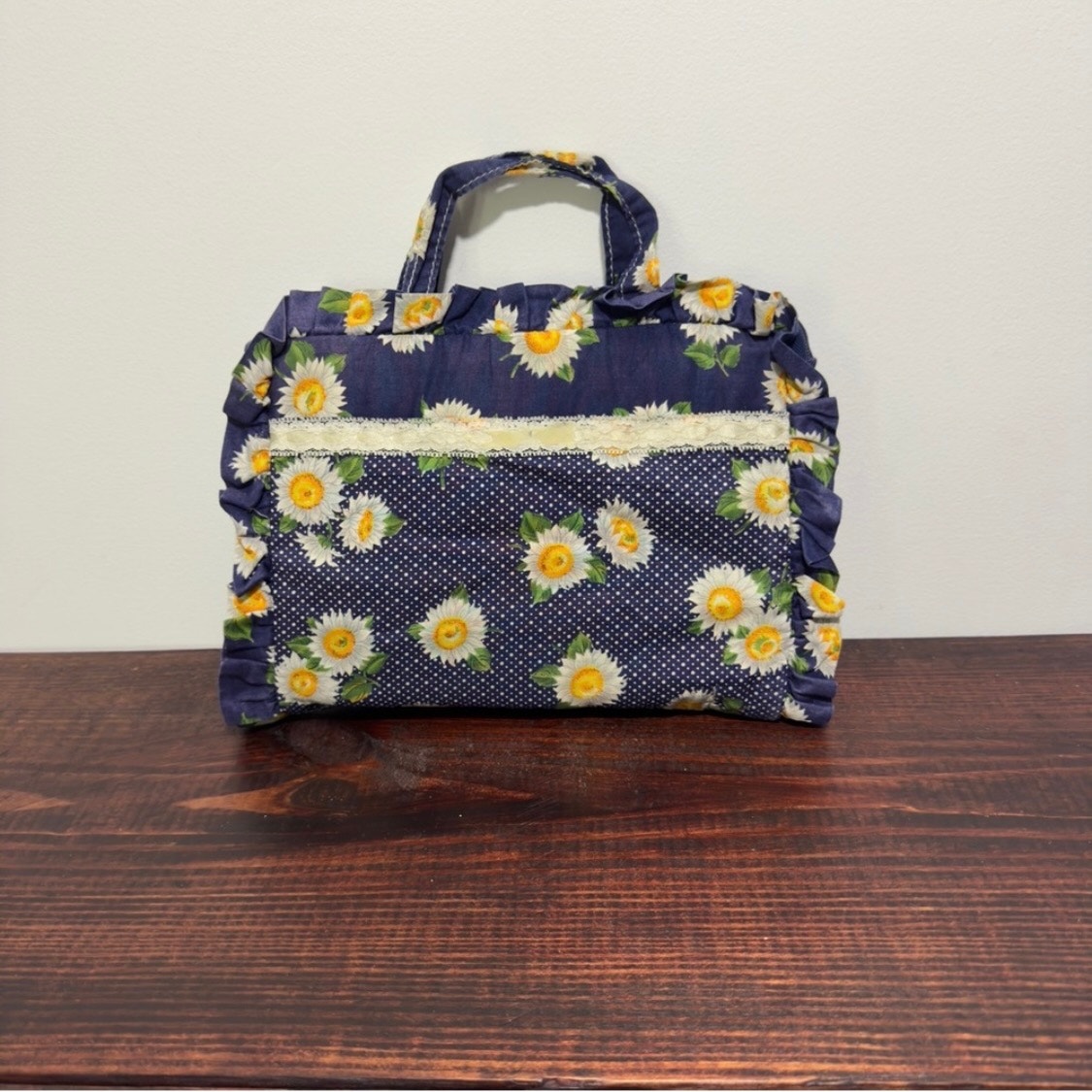 Gregg Usa Daisy Ruffle Fabric Book Cover